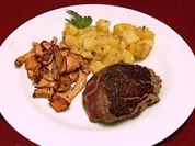 Argentinisches Rinderfilet mit Bratkartoffeln und Pfifferlingen (Funda Vanroy) - Rezept