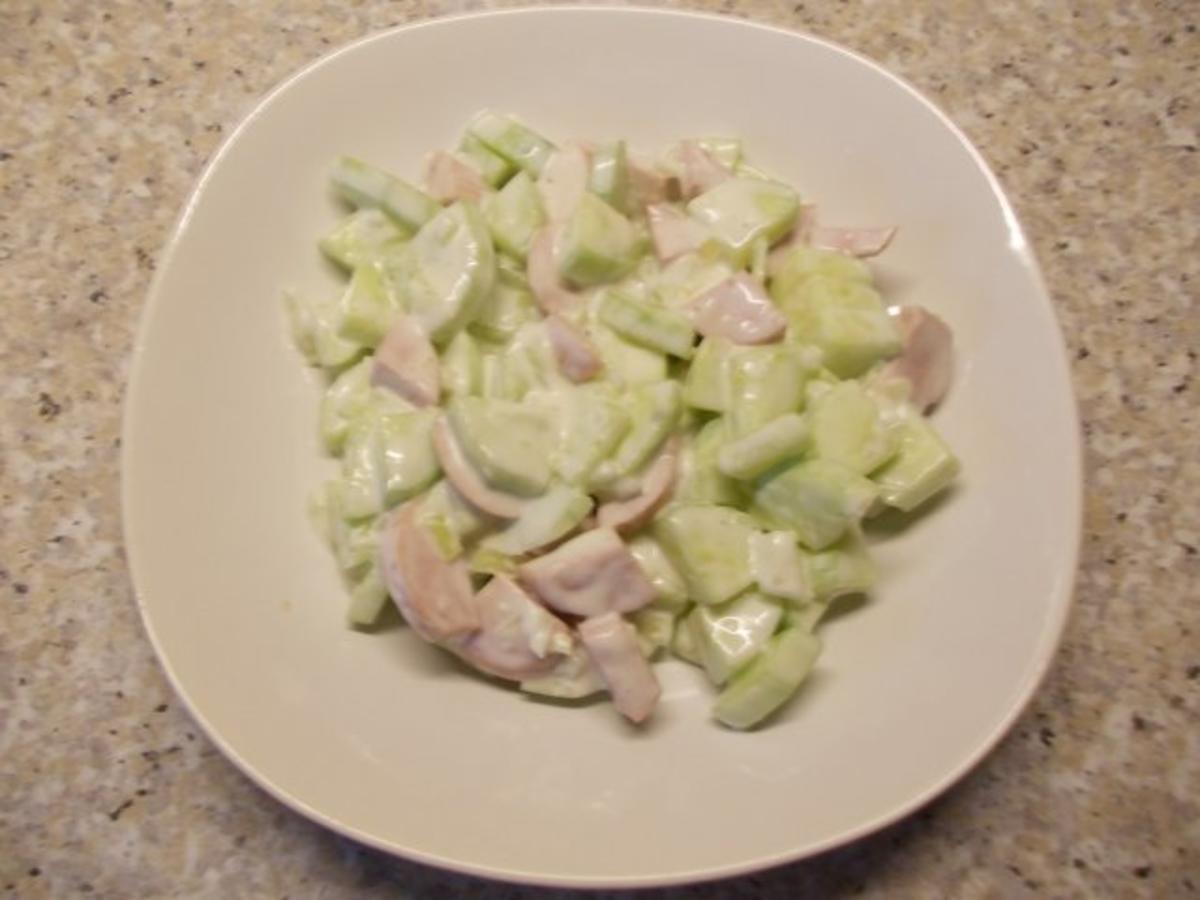 Fleischwurst-Gurken-Salat mit Meerrettich-Dressing - Rezept
