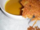 Kürbis - Apfelsuppe mit Kartoffelstroh - Rezept