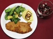 Rezept: Wiener Schnitzel mit Erdäpfelpüree und Vogerlsalat (Thomas M. Held) Bild Nr. 9 Wiener Schnitzel mit Erdäpfelpüree und Vogerlsalat (Thomas M. Held) - Rezept - Bild Nr. 9