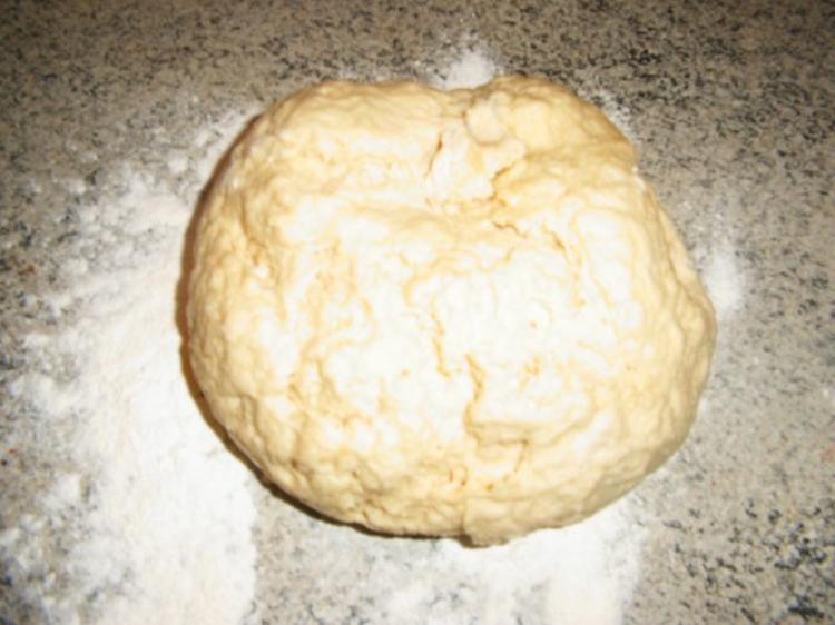 Apfelstrudel aus Hefeteig - Rezept mit Bild - kochbar.de