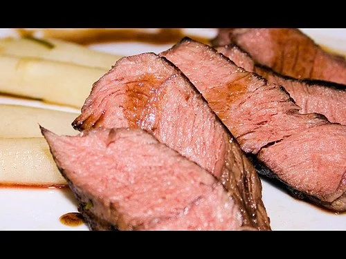 Rezept: Filet vom Rind mit weißem Spargel auf Orangen-Balsamico-Sauce Filet vom Rind mit weißem Spargel auf Orangen-Balsamico-Sauce - Rezept