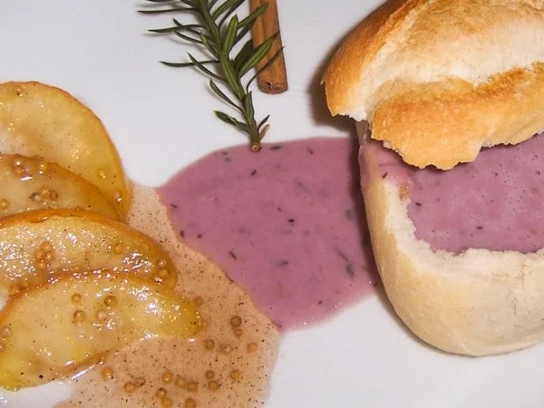 Rezept: Rotkrautcremesuppe im Brotleib mit karamelisierten Äpfeln Rotkrautcremesuppe im Brotleib mit karamelisierten Äpfeln - Rezept