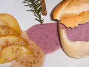 Rezept: Rotkrautcremesuppe im Brotleib mit karamelisierten รpfeln Rotkrautcremesuppe im Brotleib mit karamelisierten รpfeln - Rezept