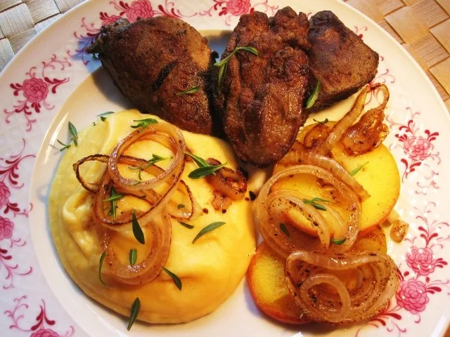 Rezept: Gänseleber mit Apfel und Zwiebeln ... Gänseleber mit Apfel und Zwiebeln ... - Rezept