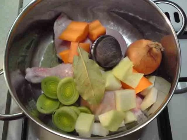 Rezept: Hühnerbrühe Bild Nr. 2 Hühnerbrühe - Rezept - Bild Nr. 2