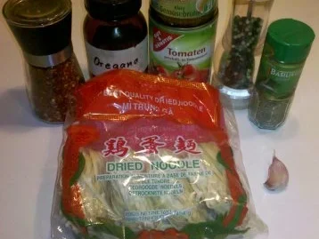 Rezept: Nudeln: Chinesische Bandnudeln mit italienischer Tomatensoße Bild Nr. 2 Nudeln: Chinesische Bandnudeln mit italienischer Tomatensoße - Rezept - Bild Nr. 2