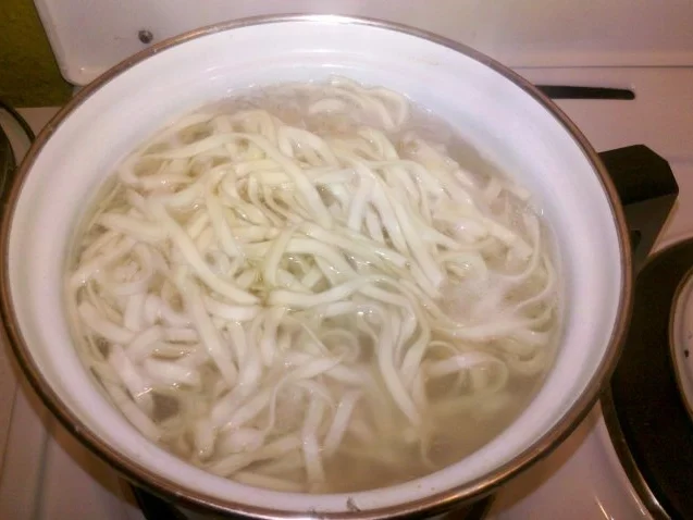 Rezept: Nudeln: Chinesische Bandnudeln mit italienischer Tomatensoße Bild Nr. 4 Nudeln: Chinesische Bandnudeln mit italienischer Tomatensoße - Rezept - Bild Nr. 4