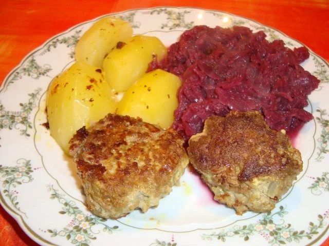 Rezept: Rotkohl mit Frikadellen Rotkohl mit Frikadellen - Rezept