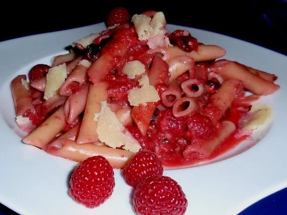 Süße Nudeln mit Himbeer-Marzipansoße - Rezept