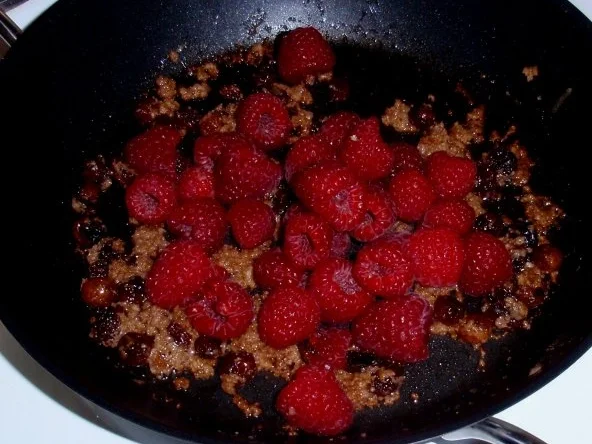 Süße Nudeln mit Himbeer-Marzipansoße - Rezept - Bild Nr. 6