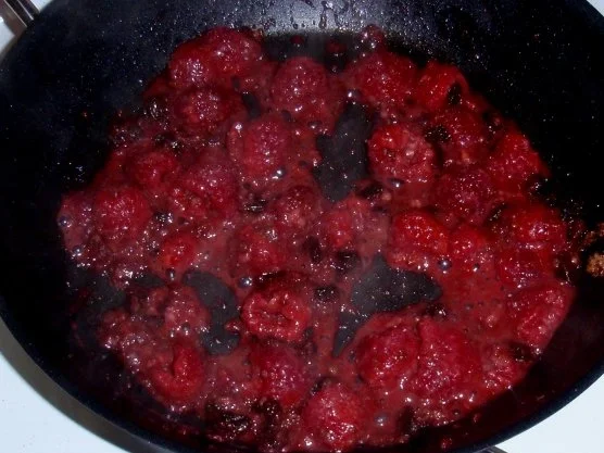 Süße Nudeln mit Himbeer-Marzipansoße - Rezept - Bild Nr. 7