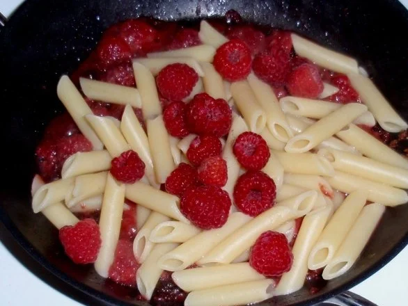 Süße Nudeln mit Himbeer-Marzipansoße - Rezept - Bild Nr. 8