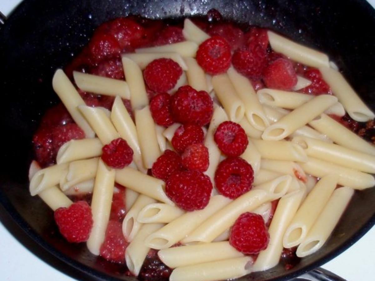 Süße Nudeln mit Himbeer-Marzipansoße - Rezept - kochbar.de Süße Nudeln mit Himbeer-Marzipansoße - Rezept - kochbar.de