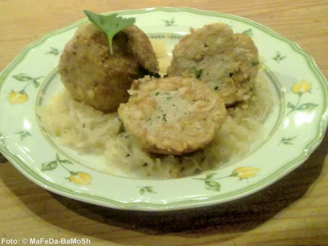 Wurstknödel auf Sauerkraut - Rezept