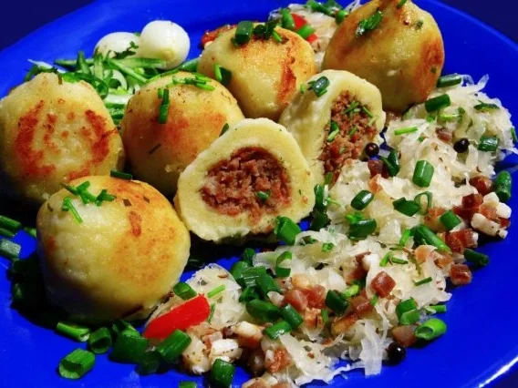 Wurstknödel auf Sauerkraut - Rezept - Bild Nr. 2