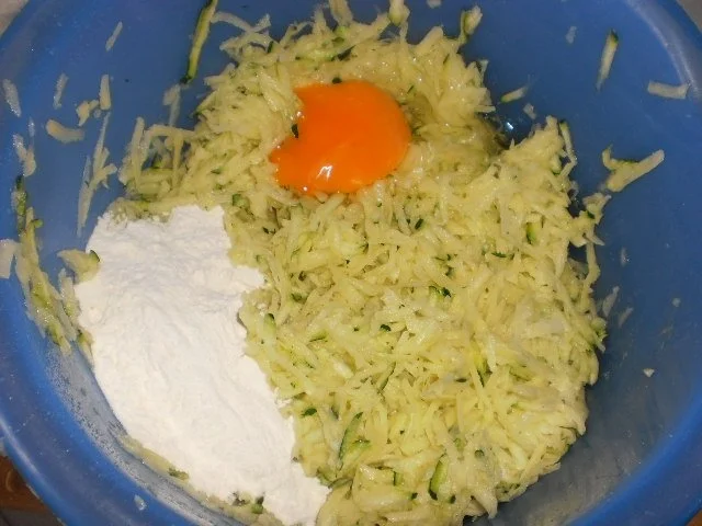 Rezept: Kartoffel-Zucchini-Puffer Bild Nr. 4 Kartoffel-Zucchini-Puffer - Rezept - Bild Nr. 4