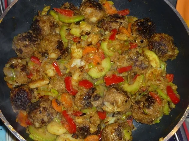 Frische Gemüsepfanne mit Hackbällchen - Rezept