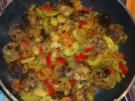 Frische Gemüsepfanne mit Hackbällchen - Rezept