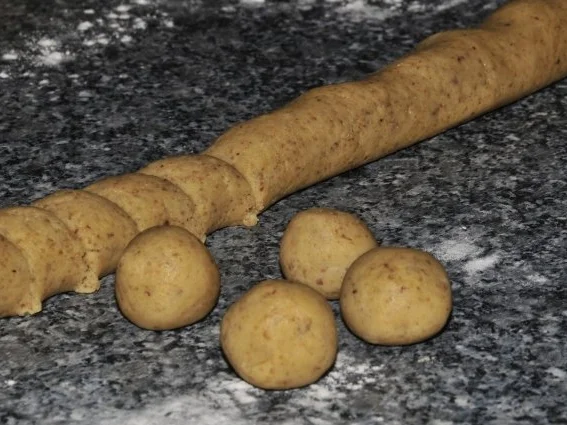 Rezept: Adventskalender 2. Tag: Dattel-Marzipan-Kugeln Bild Nr. 5 Adventskalender 2. Tag: Dattel-Marzipan-Kugeln - Rezept - Bild Nr. 5