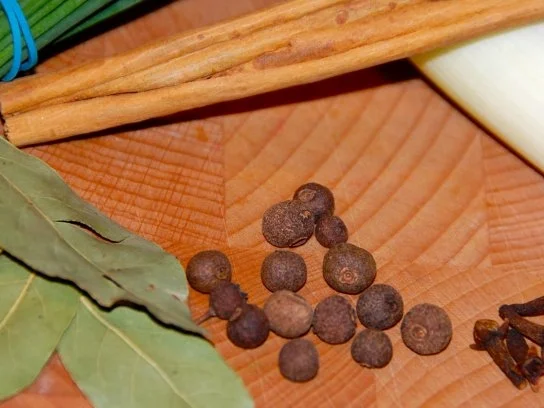 GESCHMORTE SCHWEINSHAXEN MIT WINTERLICHEN GEWÜRZEN - Rezept - Bild Nr. 2