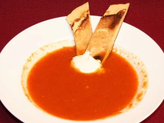 Rezept: Paprikasuppe mit Pfannkuchenstreifen Paprikasuppe mit Pfannkuchenstreifen - Rezept