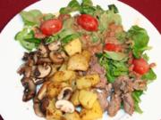 Feldsalat mit gebratenen Schweinefiletstreifen, Champignons und Backofenkartoffeln - Rezept