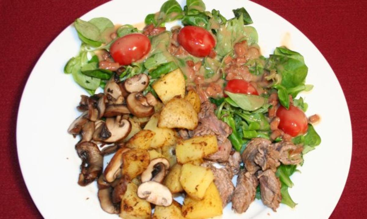 Bilder für Feldsalat mit gebratenen Schweinefiletstreifen, Champignons und Backofenkartoffeln - Rezept