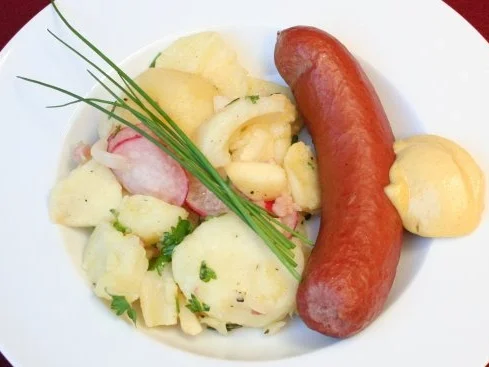 Gewärmte Rindswurst an lauwarmem Erdäpfelsalat - Rezept