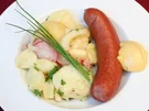 Rezept: Gewärmte Rindswurst an lauwarmem Erdäpfelsalat Gewärmte Rindswurst an lauwarmem Erdäpfelsalat - Rezept