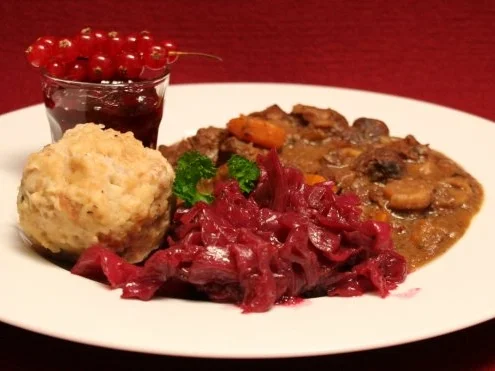 Gulasch vom Schwarzwild mit Speck-Semmelknödel mit Rotkohl und Johannisbeeren - Rezept