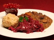 Gulasch vom Schwarzwild mit Speck-Semmelknödel mit Rotkohl und Johannisbeeren - Rezept