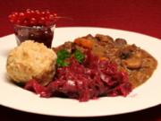 Gulasch vom Schwarzwild mit Speck-Semmelknödel mit Rotkohl und Johannisbeeren - Rezept