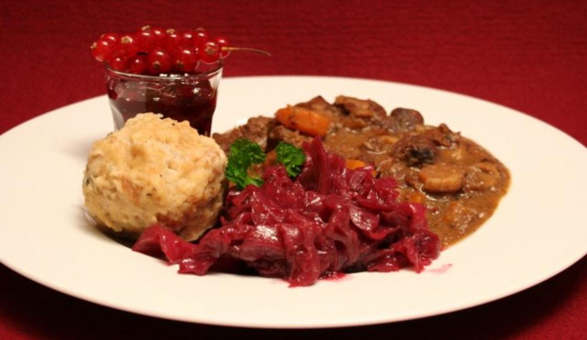 Bilder für Gulasch vom Schwarzwild mit Speck-Semmelknödel mit Rotkohl und Johannisbeeren - Rezept