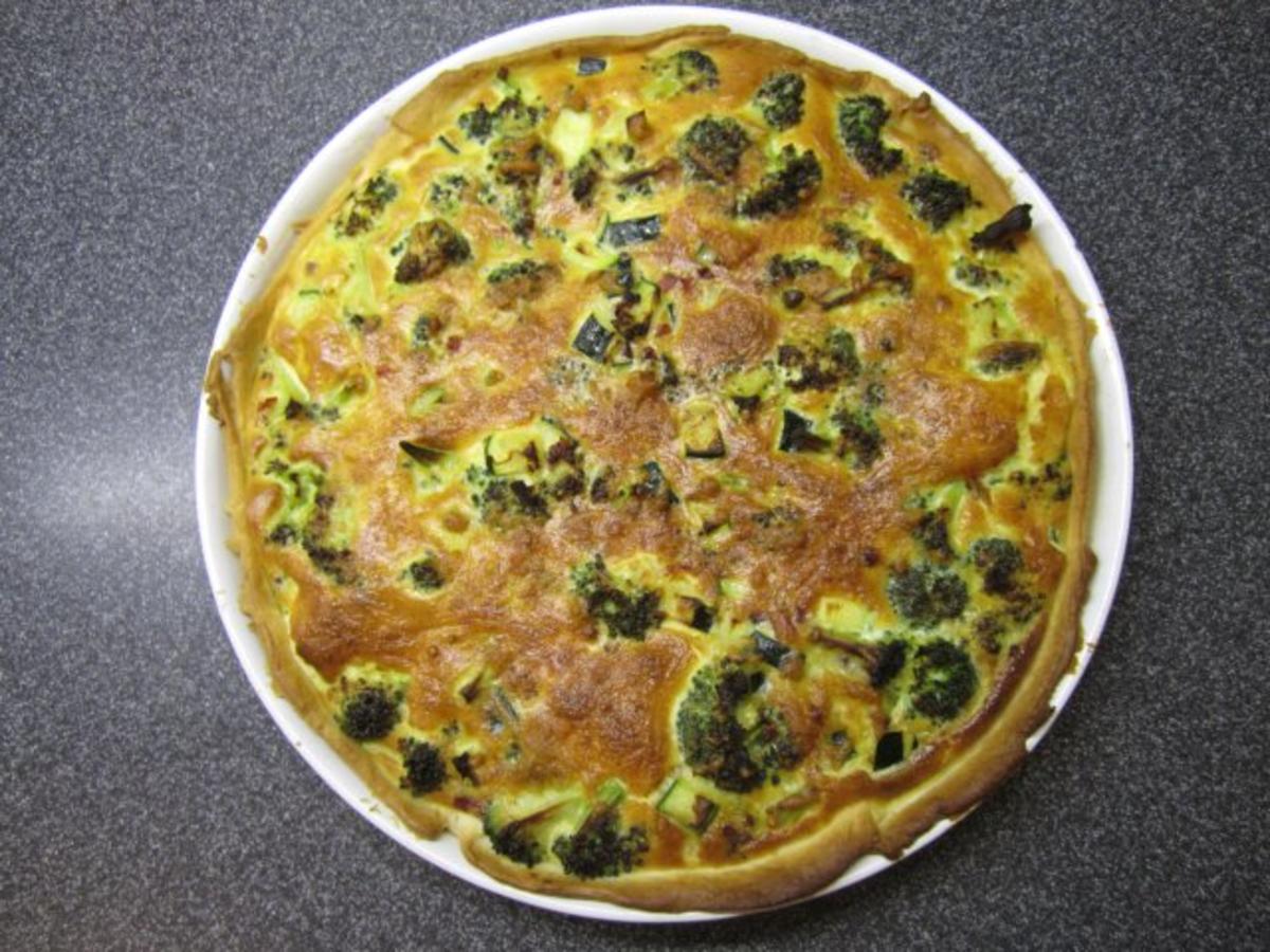 Brokkoli-Zucchini-Speck-Quiche - Rezept - kochbar.de