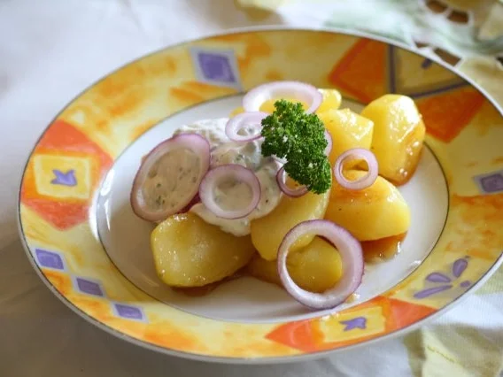 Rezept: Karamell-Kartoffeln mit Kräuterquark Karamell-Kartoffeln mit Kräuterquark - Rezept