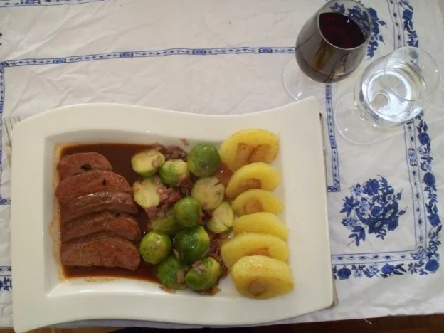 Rezept: Entenbrust - nach Rat von Fernsehkoch Vincent Klink gebraten, Speckrosenkohl, Kloßscheiben Entenbrust - nach Rat von Fernsehkoch Vincent Klink gebraten, Speckrosenkohl, Kloßscheiben - Rezept