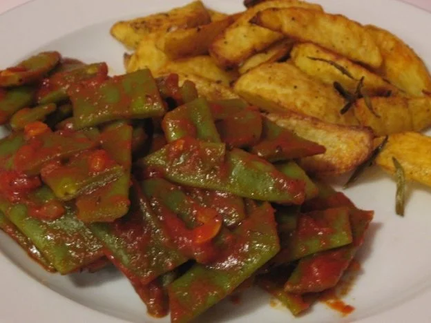 Breite Bohnen-Gemüse mit knusprigen Kartoffelspalten - Rezept