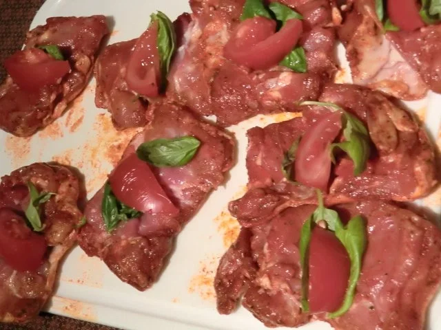 Pollo fino mit Tomate und Basilikum im Speckmantel - Rezept - Bild Nr. 2