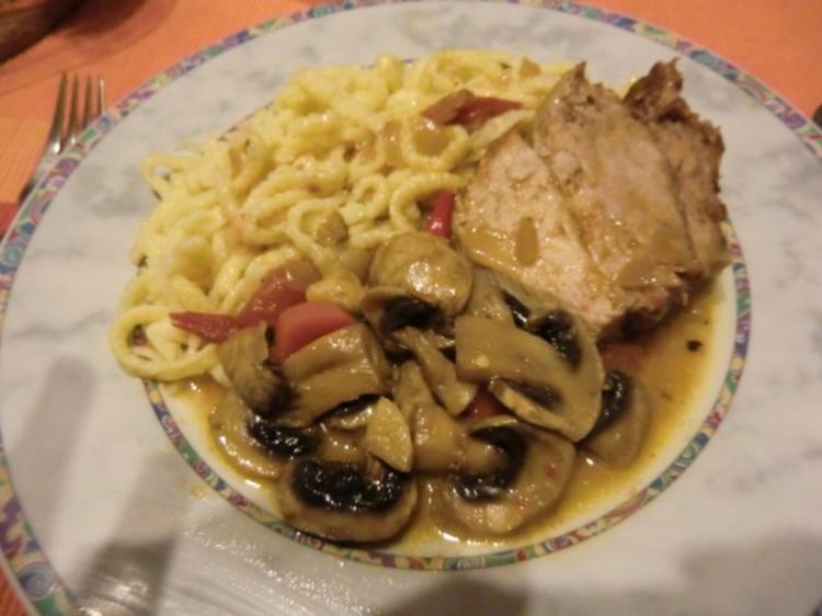 Krustenbraten vom Schwein mit einer feinen Gemüse-Pilz-Soße an Spätzle ...