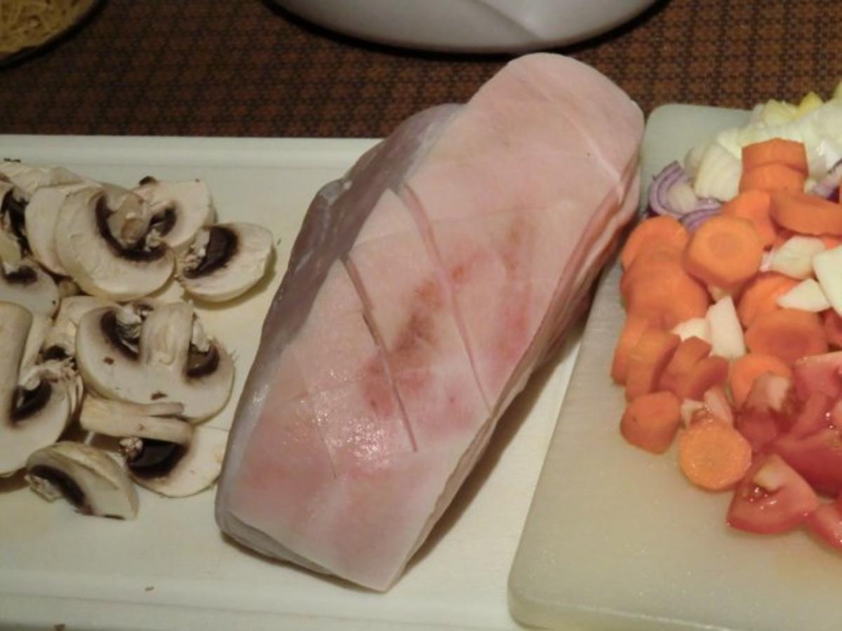 Krustenbraten vom Schwein mit einer feinen Gemüse-Pilz-Soße an Spätzle - Rezept - Bild Nr. 2