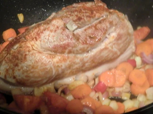 Krustenbraten vom Schwein mit einer feinen Gemüse-Pilz-Soße an Spätzle - Rezept - Bild Nr. 4