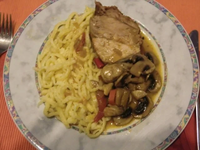 Krustenbraten vom Schwein mit einer feinen Gemüse-Pilz-Soße an Spätzle - Rezept - Bild Nr. 8