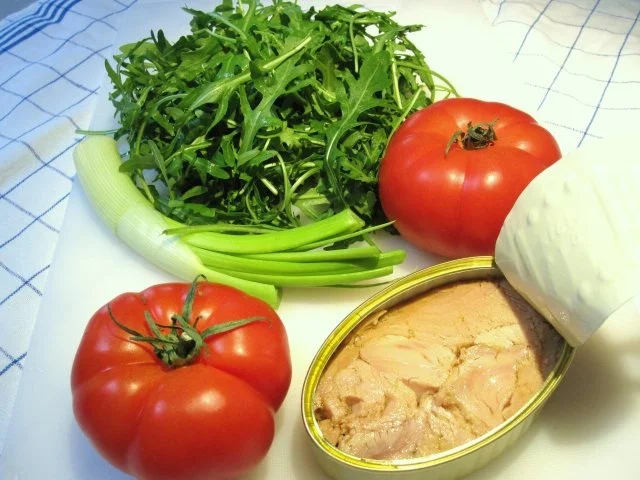 Rezept: Tomaten-Rucola-Salat mit Thunfisch Tomaten-Rucola-Salat mit Thunfisch - Rezept