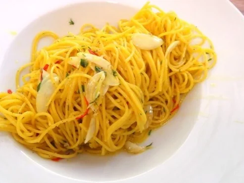 Pasta al Aglio-Olio-e-Piccante  Euro 5,55  für  4 Pers. - Rezept - Bild Nr. 3