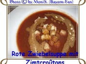 Rote Zwiebelsuppe mit Zimtcroûtons und Balsamico-Schaum - Rezept