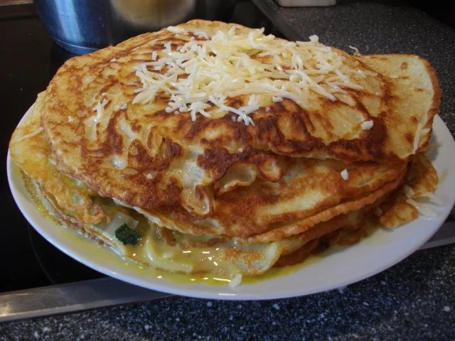 Rezept: Deftige Pfannkuchentorte mit Mangold Deftige Pfannkuchentorte mit Mangold - Rezept