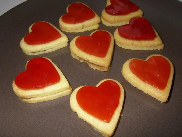 Nougat-Herzerl mit Granatapfel-Herz - Rezept