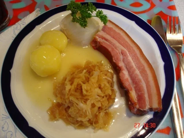 Raucherfleisch mit Sauerkraut und Salzkartoffeln - Rezept