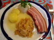 Raucherfleisch mit Sauerkraut und Salzkartoffeln - Rezept